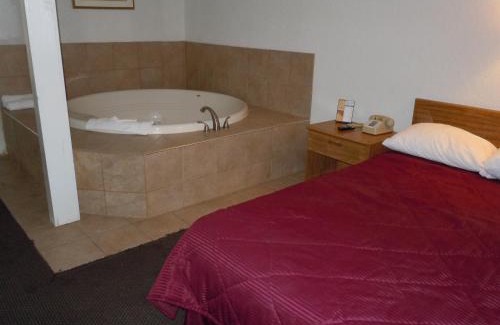 Alpine Center Hotel | Travelodge by Wyndham Grand Rapids North