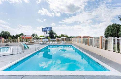 Martinsville Hotel | Travelodge by Wyndham Ridgeway Martinsville Area