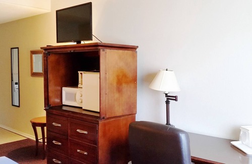 Watertown Hotel | Travelodge by Wyndham Watertown