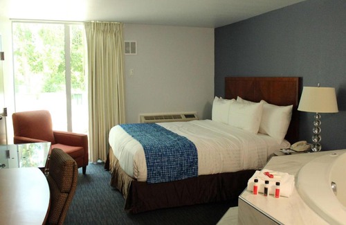 Racine Hotel | Travelodge by Wyndham Water's Edge Hotel - Racine
