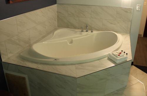 Racine Hotel | Travelodge by Wyndham Water's Edge Hotel - Racine