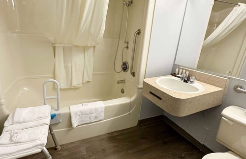 Welland Hotel | Travelodge by Wyndham Welland
