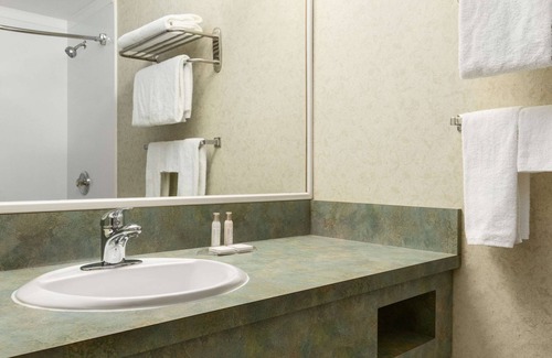 Winnipeg Hotel | Travelodge by Wyndham Winnipeg East