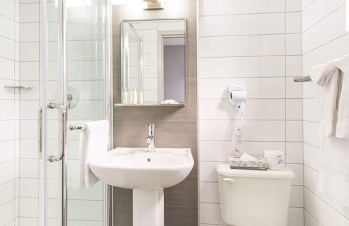 Chinatown Hotel | Travelodge Hotel by Wyndham Montreal Centre