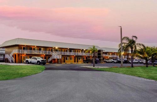 Okeechobee Hotel | Travelodge Suites by Wyndham Lake Okeechobee