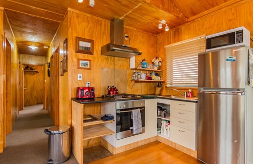 National Park Village House | Traverse Cabin. Cosy three bedroom holiday home
