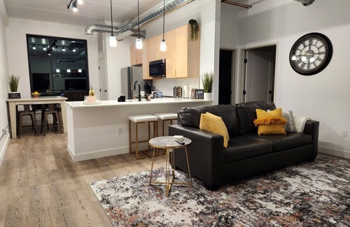 Traverse City Condo | Traverse City's Local's Hideaway: King Suite & 4 Hot Tubs Await!