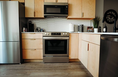 Traverse City Condo | Traverse City's Local's Hideaway: King Suite & 4 Hot Tubs Await!