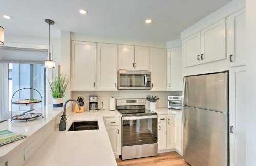 Traverse City House | Traverse City Townhome Walk to Beach!