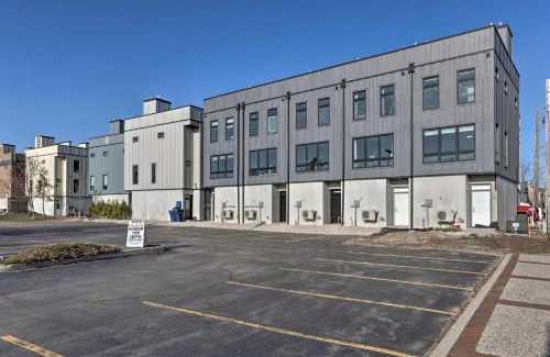 Traverse City House | Traverse City Townhome Walk to Beach!
