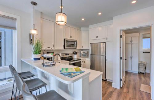 Traverse City House | Traverse City Townhome Walk to Beach!