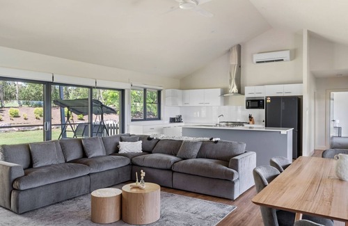 Pokolbin House | Travertine Vineyard Retreat - Stay Among the Vines