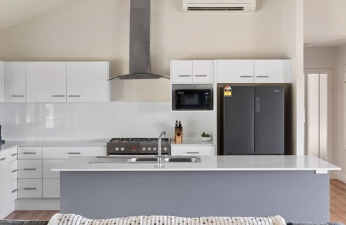Pokolbin House | Travertine Vineyard Retreat - Stay Among the Vines
