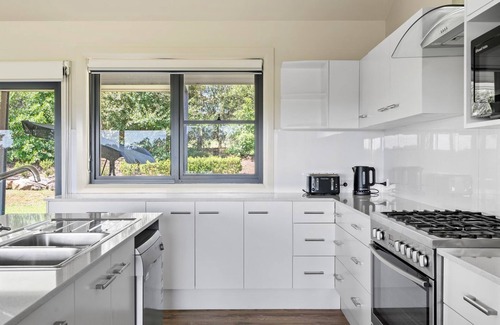 Pokolbin House | Travertine Vineyard Retreat - Stay Among the Vines