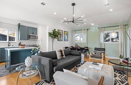 Greater South River City House | Travis heights 2BR · Central Austin Guest House, Walk to South Congress