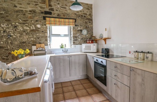Llanllwchaiarn Cottage | TRAWSNANT COTTAGE, pet friendly, with hot tub in New Quay
