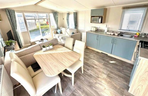 Newton Cabin | Trecco Bay - Sleeps 6 - Pet Friendly - Parking
