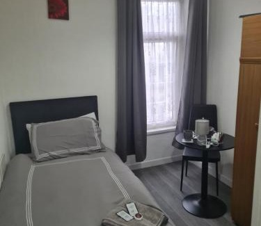 Dowlais House | Tredegar Arms Budget Guesthouse For Walkers/Cyclists/Contractors/Traveler