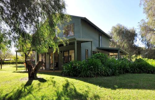Bow Bridge House | Tree Elle Retreat