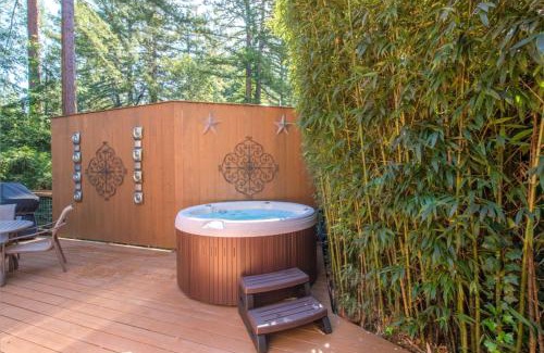 Guerneville House | Tree Fort! Redwoods! Hot Tub! Fire Table! Google Smart Home! Fast WiFi! Dog Friendly!