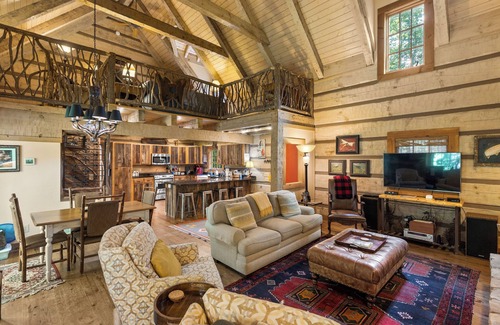 Highlands House | Tree House in Highlands only a short walk to Main St, Hot Tub, Wifi.