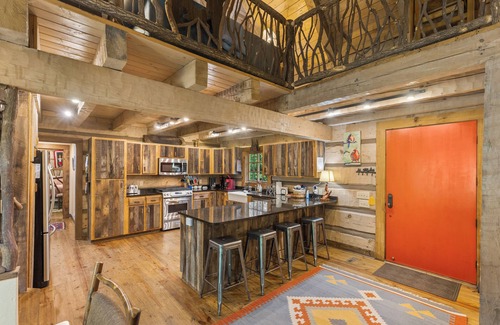 Highlands House | Tree House in Highlands only a short walk to Main St, Hot Tub, Wifi.