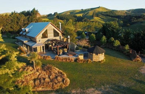 Cheviot Bed & Breakfast | Tree House Lodge Bed & Breakfast