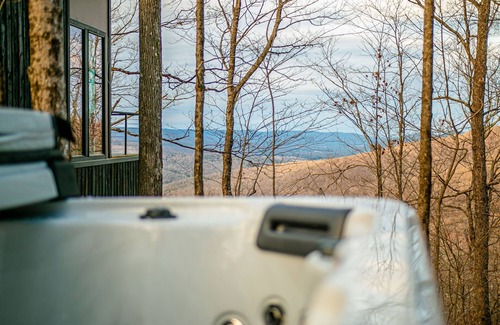Beersheba Springs Cabin | Tree loft 1 a view for miles in the trees