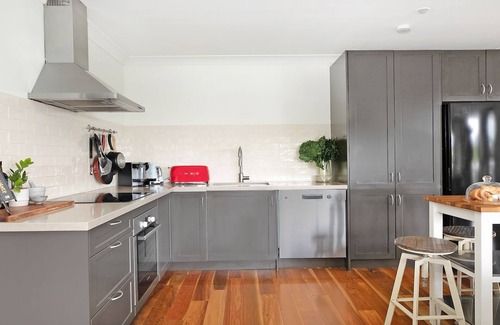 Robertson House | Tree-Scape Retreat – a serene oasis featuring breathtaking views, pet friendly accommodation