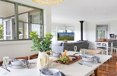 Robertson House | Tree-Scape Retreat – a serene oasis featuring breathtaking views, pet friendly accommodation