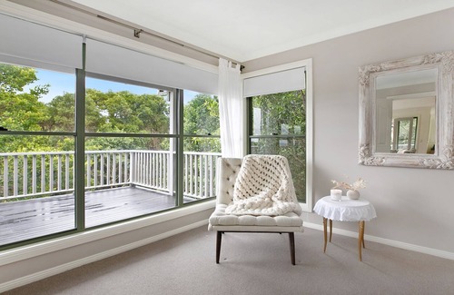 Robertson House | Tree-Scape Retreat – a serene oasis featuring breathtaking views, pet friendly accommodation