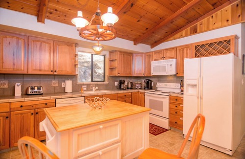 Fish Camp House | Tree Top Cabin - 2 miles to Yosemite's South Gate!