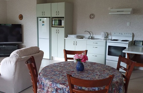 New Plymouth House | Tree Tops Apartment opposite Pukekura Park