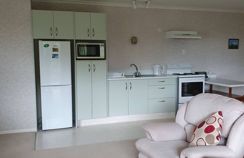 New Plymouth House | Tree Tops Apartment opposite Pukekura Park