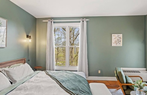 Townsend Hotel | Tree-View Studio | Walk-In Shower | Balcony