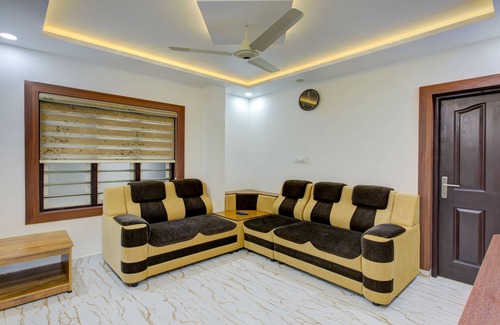 Kumbalam Hotel | Treebo Love Shore Residency, Near Lakeshore Hospital