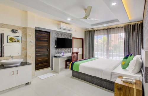Kumbalam Hotel | Treebo Love Shore Residency, Near Lakeshore Hospital