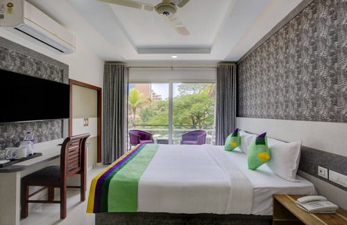 Kumbalam Hotel | Treebo Love Shore Residency, Near Lakeshore Hospital