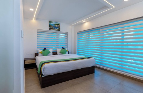 Vazhicherry Ward Hotel | Treebo vSaffron Regency,Punnamada Lake