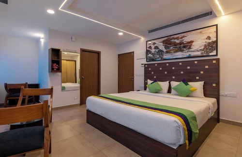 Vazhicherry Ward Hotel | Treebo vSaffron Regency,Punnamada Lake