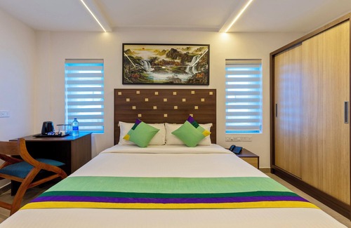 Vazhicherry Ward Hotel | Treebo vSaffron Regency,Punnamada Lake