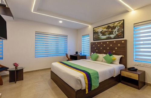 Vazhicherry Ward Hotel | Treebo vSaffron Regency,Punnamada Lake