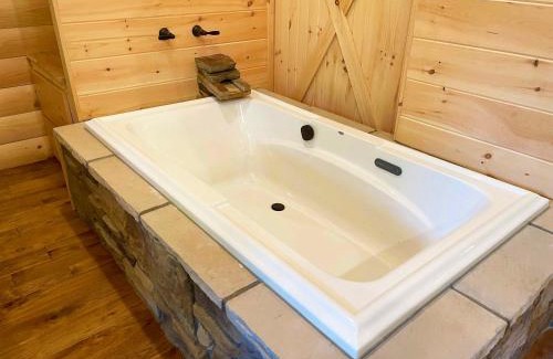 Millersburg House | Treehouse #0 by Amish Country Lodging