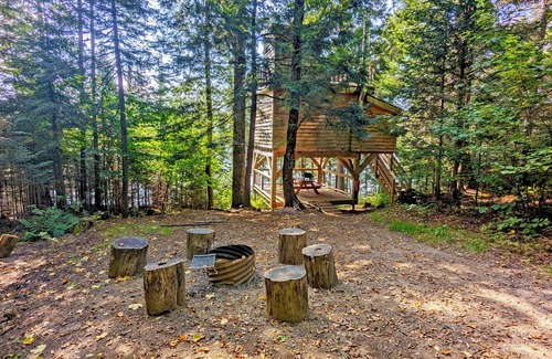 Saint-Faustin-Lac-Carre House | Treehouse #02 (Lakefront)