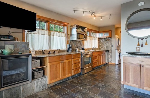 Bellingham House | Treehouse Apartment on Acreage/Bay