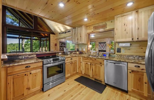 Raccoon Ridge Cabin | Treehouse Cabin w Mountain & River Views +Arcades +Hot Tub
