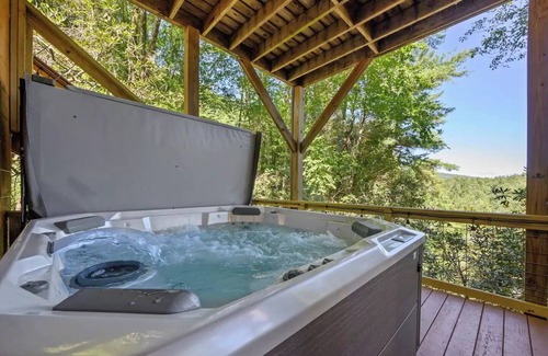Raccoon Ridge Cabin | Treehouse Cabin w Mountain & River Views +Arcades +Hot Tub