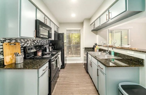 Parker Lane Apartment | Treehouse Canopy ~ South Austin ~ Work-Pro Friendly