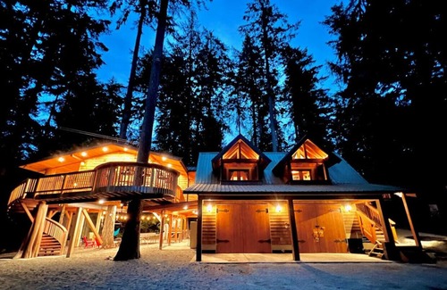 Regional District of Nanaimo Cabin | Treehouse for 10 with Expansive Outdoor Living Space