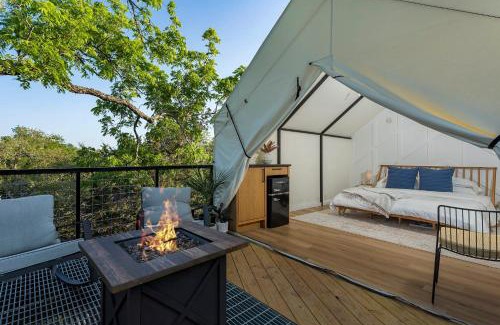 Fredericksburg House | Treehouse Glamping at Pecan Haven W Hot Tub